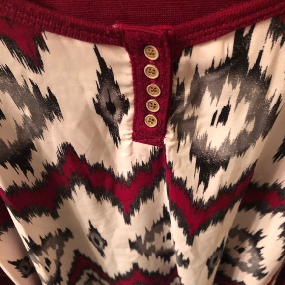 ⚡️2/$25⚡️ 3/4 sleeve shirt - Picture 2 of 3